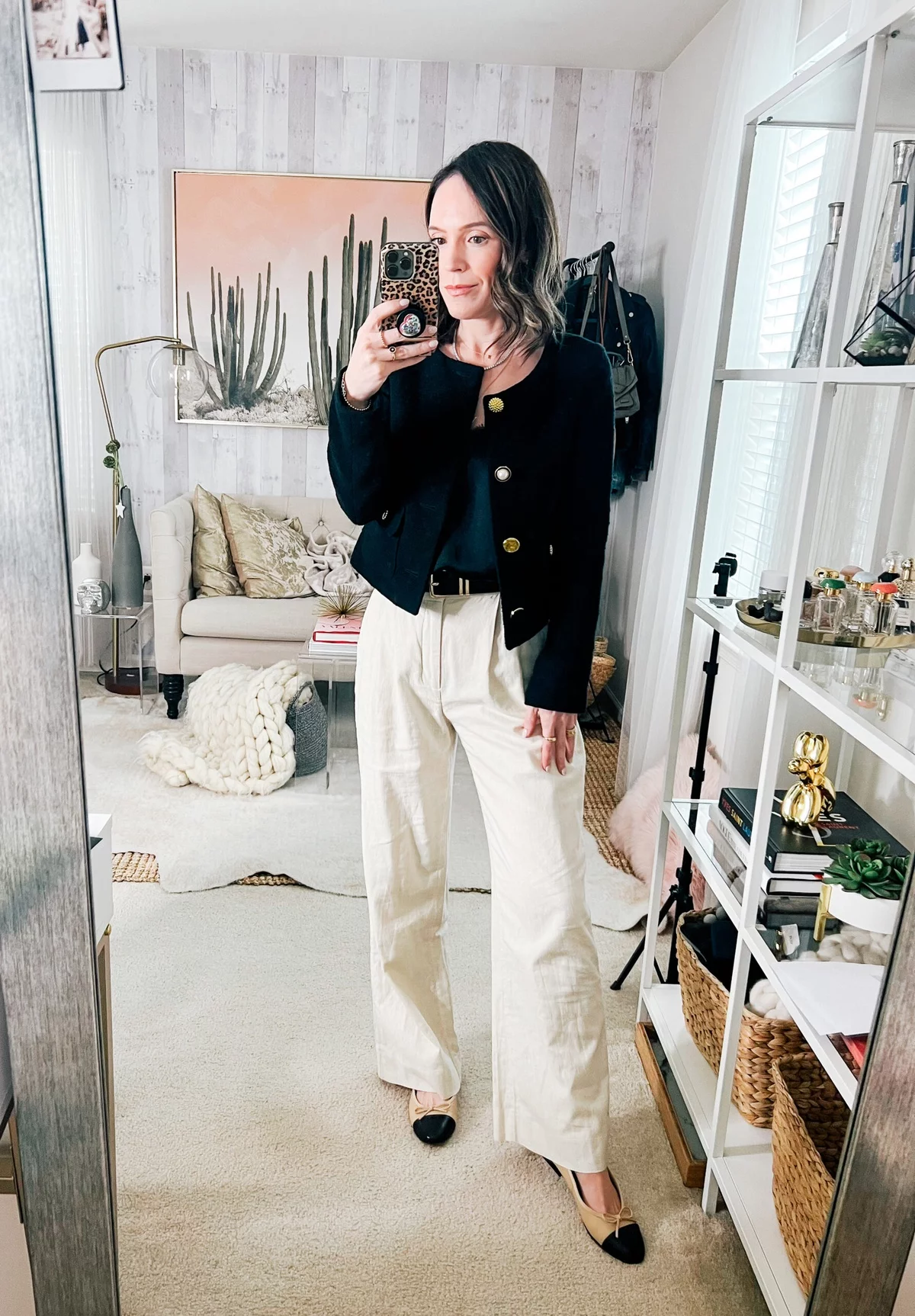 weiß und schwarz in Kontrast - junge Frau im stilvollen Outfit