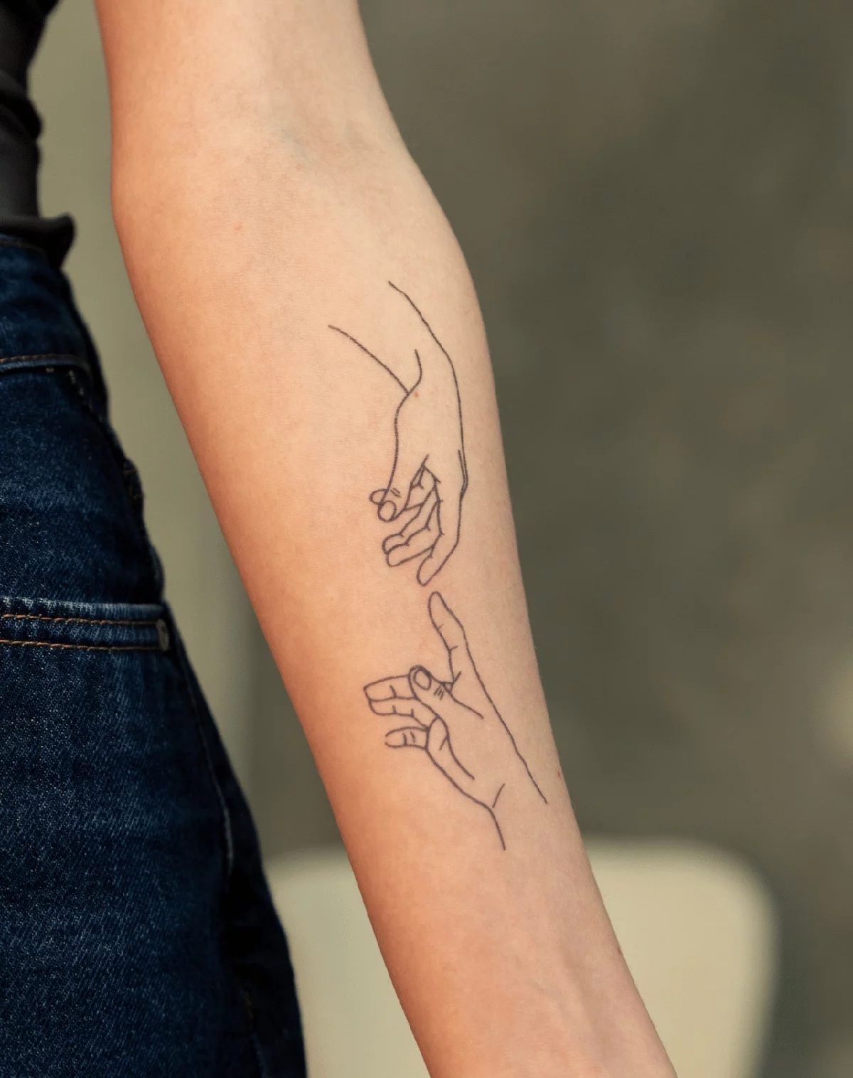 zwei Hände minimalistisch gezeichnet am Unterarm