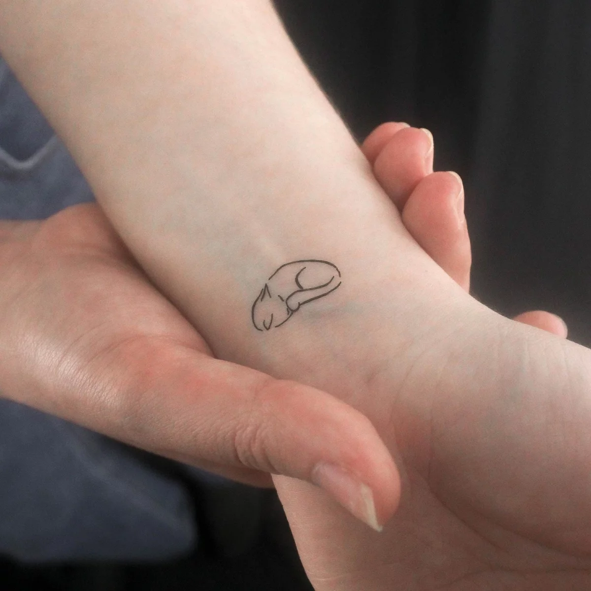 schlafende Katze - minimalistische Tattoo Ideen am Handgelenk