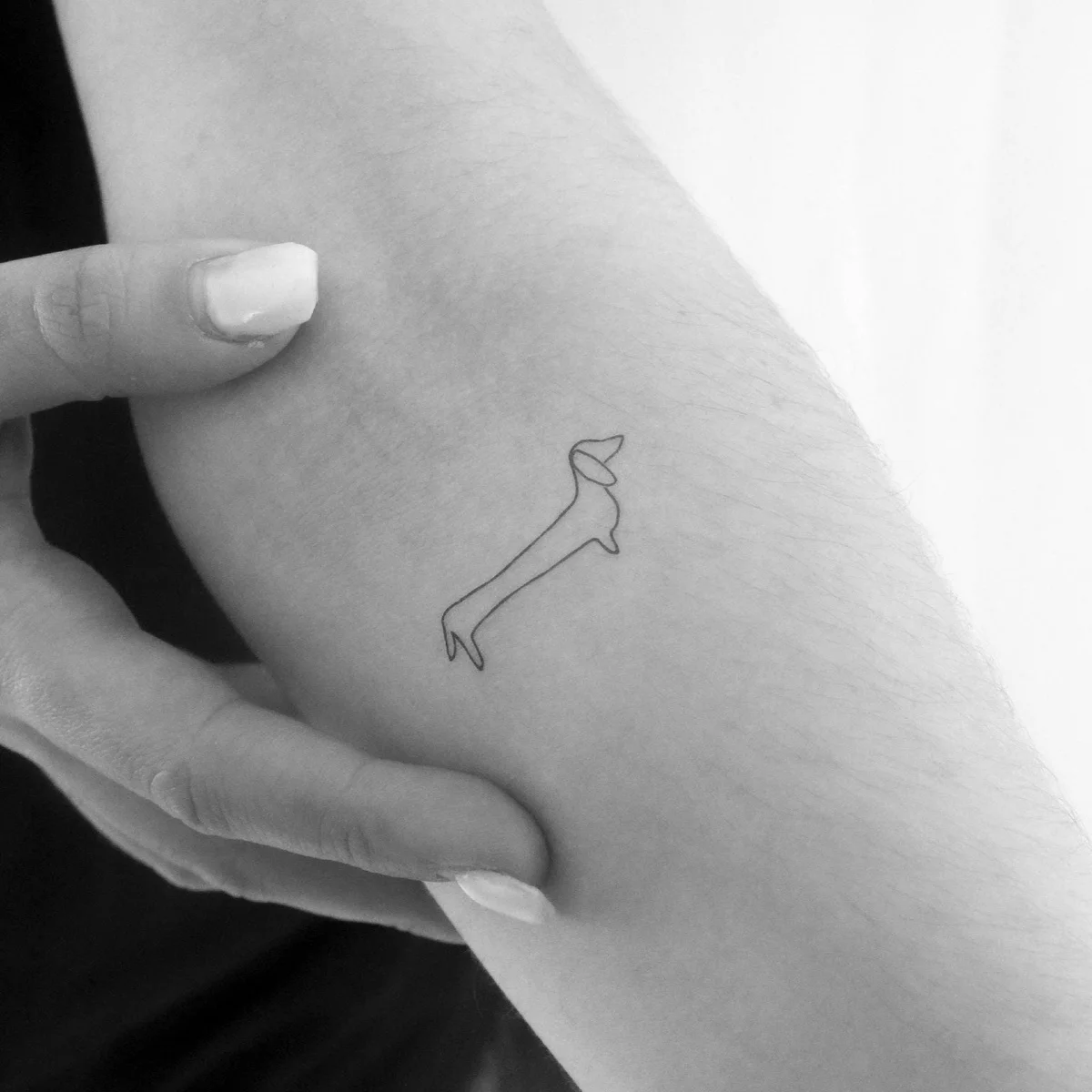 Haustier Hund minimalistisches Tattoo am Unterarm