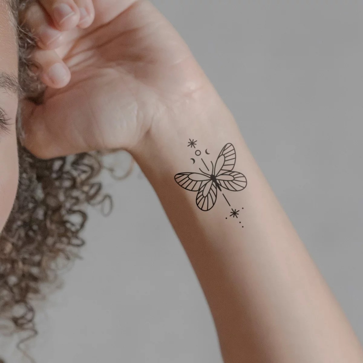 perfekte Schmetterling Zeichnung am linken Unterarm - minimalistisches Tattoo