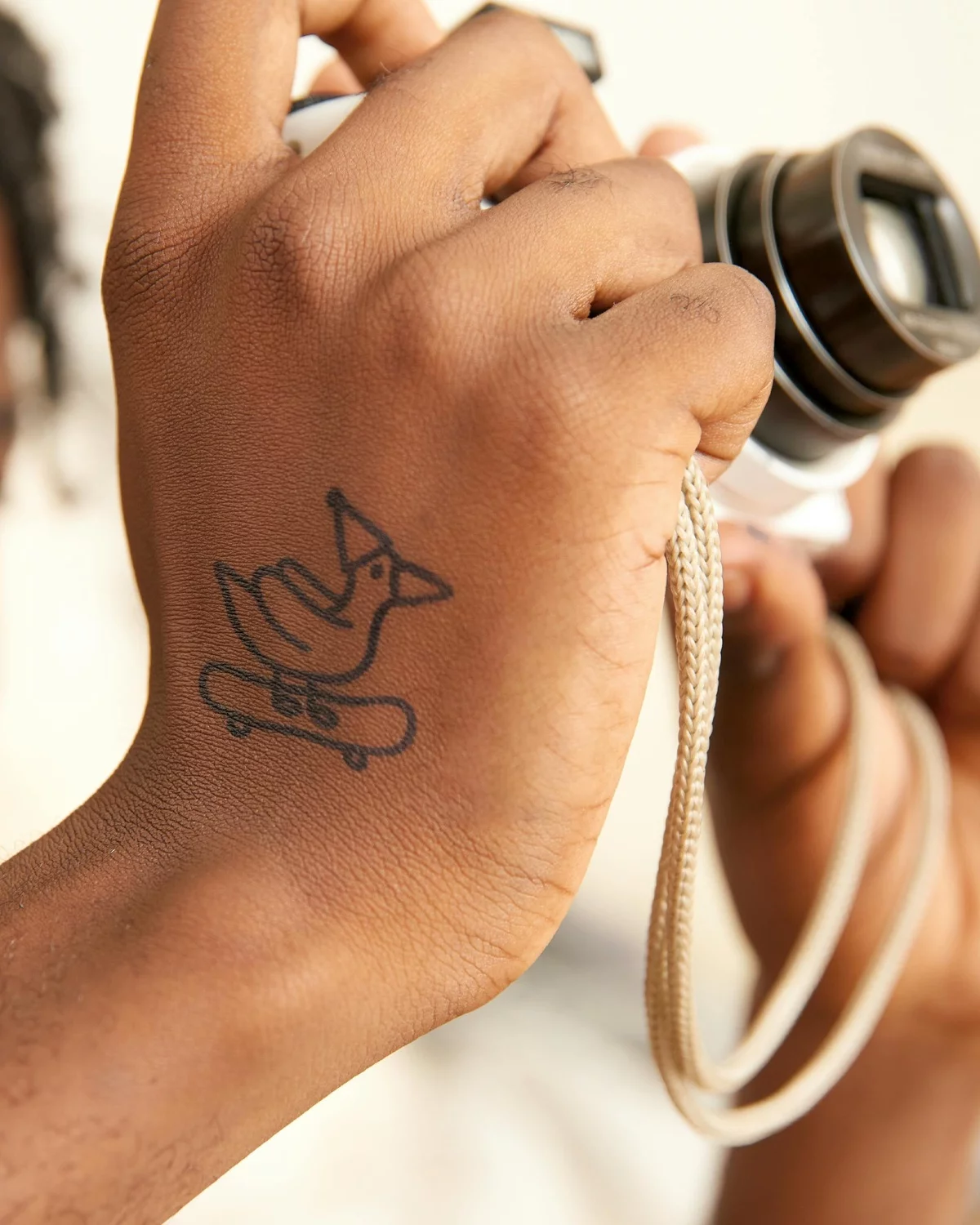 Vogel auf Roller minimalistisch gezeichnet auf der Hand