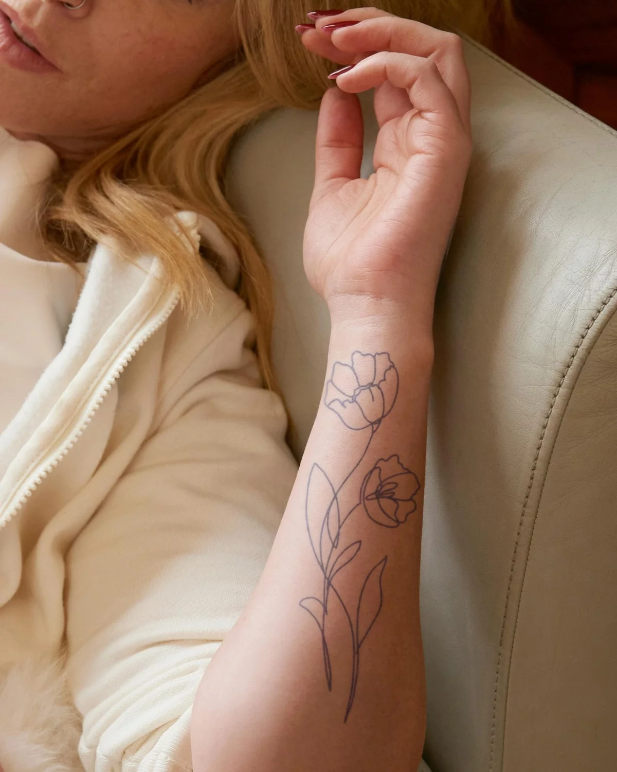 zwei Mohnblumen am linken Unterarm stechen 