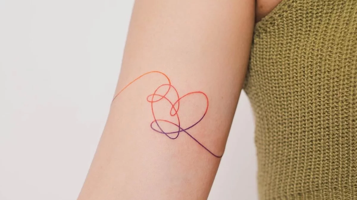 minimalistische Tattoo Ideen - Herz am Oberarm