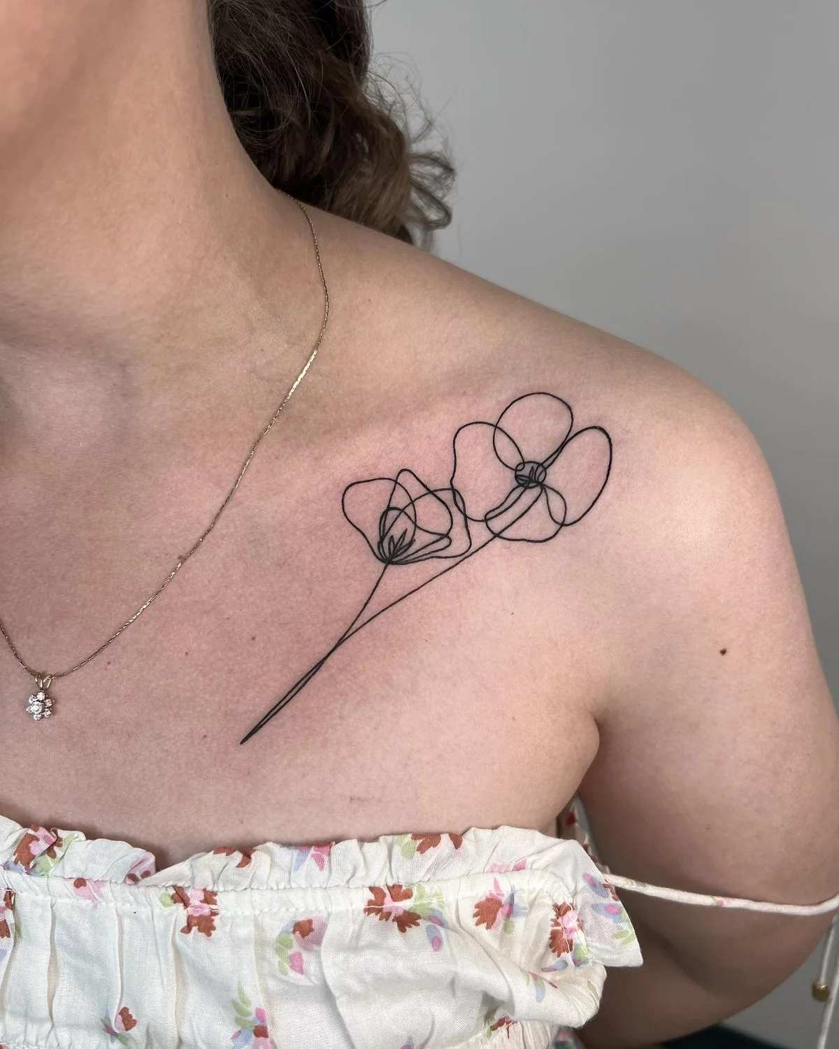 minimalistische Tattoo Ideen für Frauen - Blumen an der Schulter