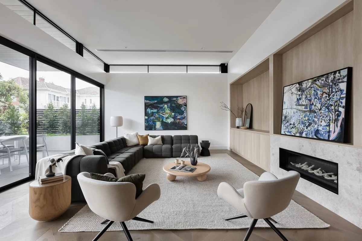 großes Wohnzimmer mit bequemen Möbels eingerichtet und zwei Wandgemälden