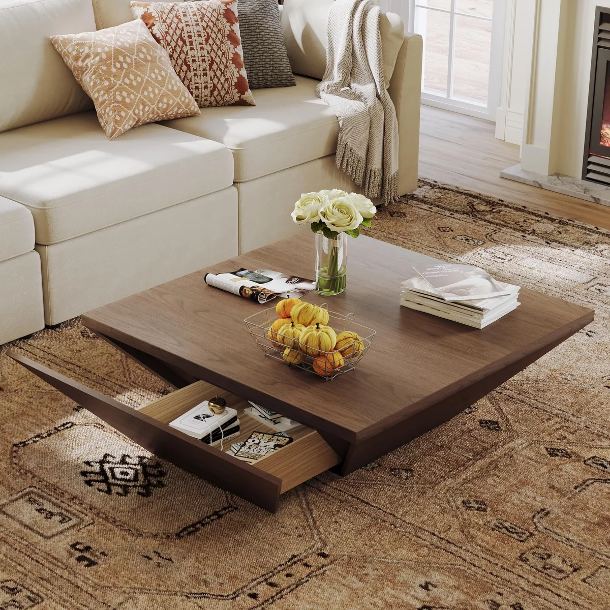 kleiner niedriger Wohnzimmertisch aus Holz in geraden Linien designt