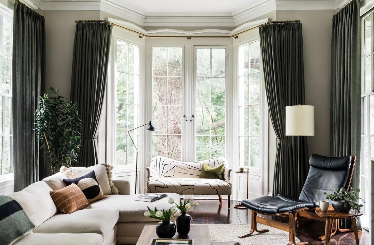 Kontraste zwischen Schwarz und Weiß und viel Licht im Raum