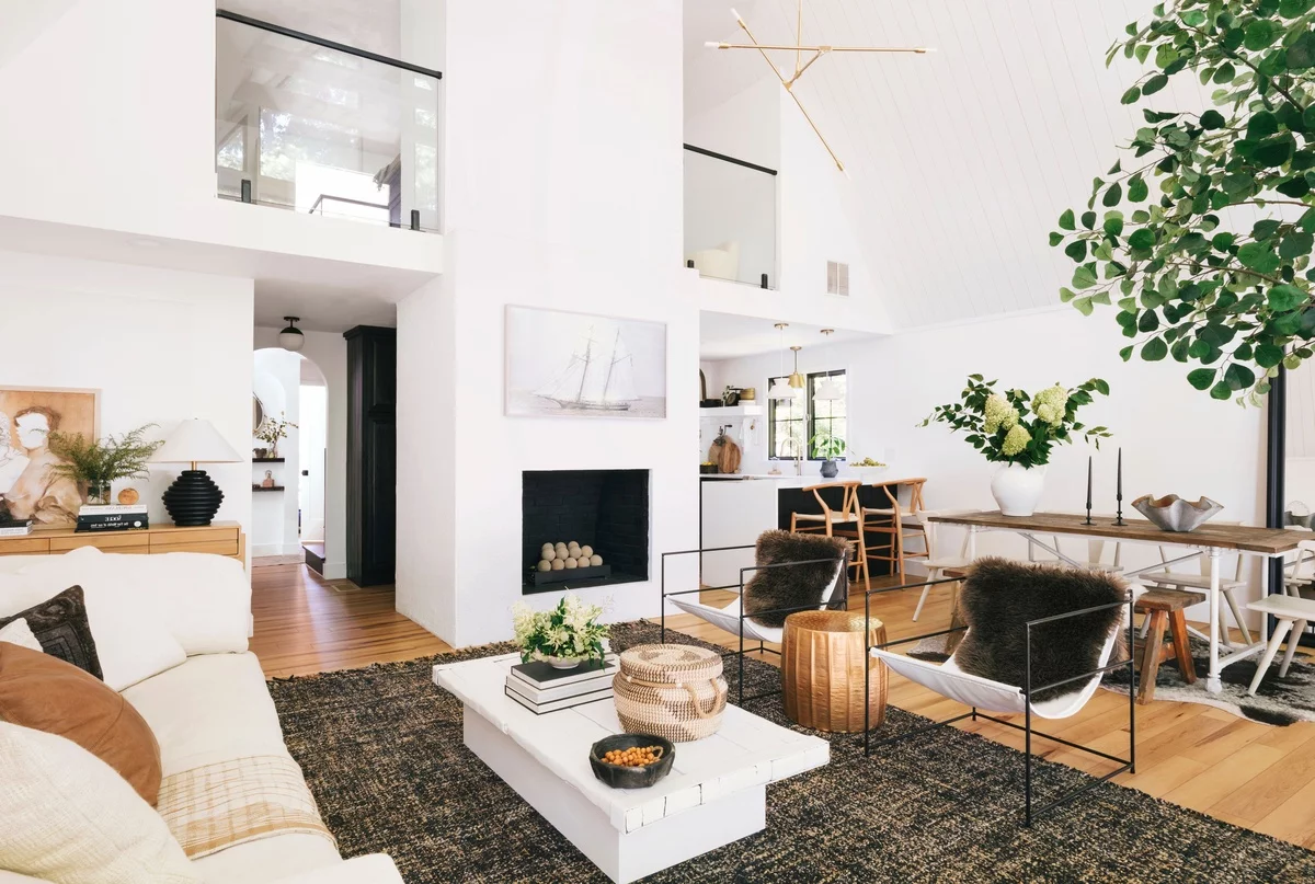 Weiß und Schwarz kombiniert im geräumigen Wohnzimmer modern eingerichtet