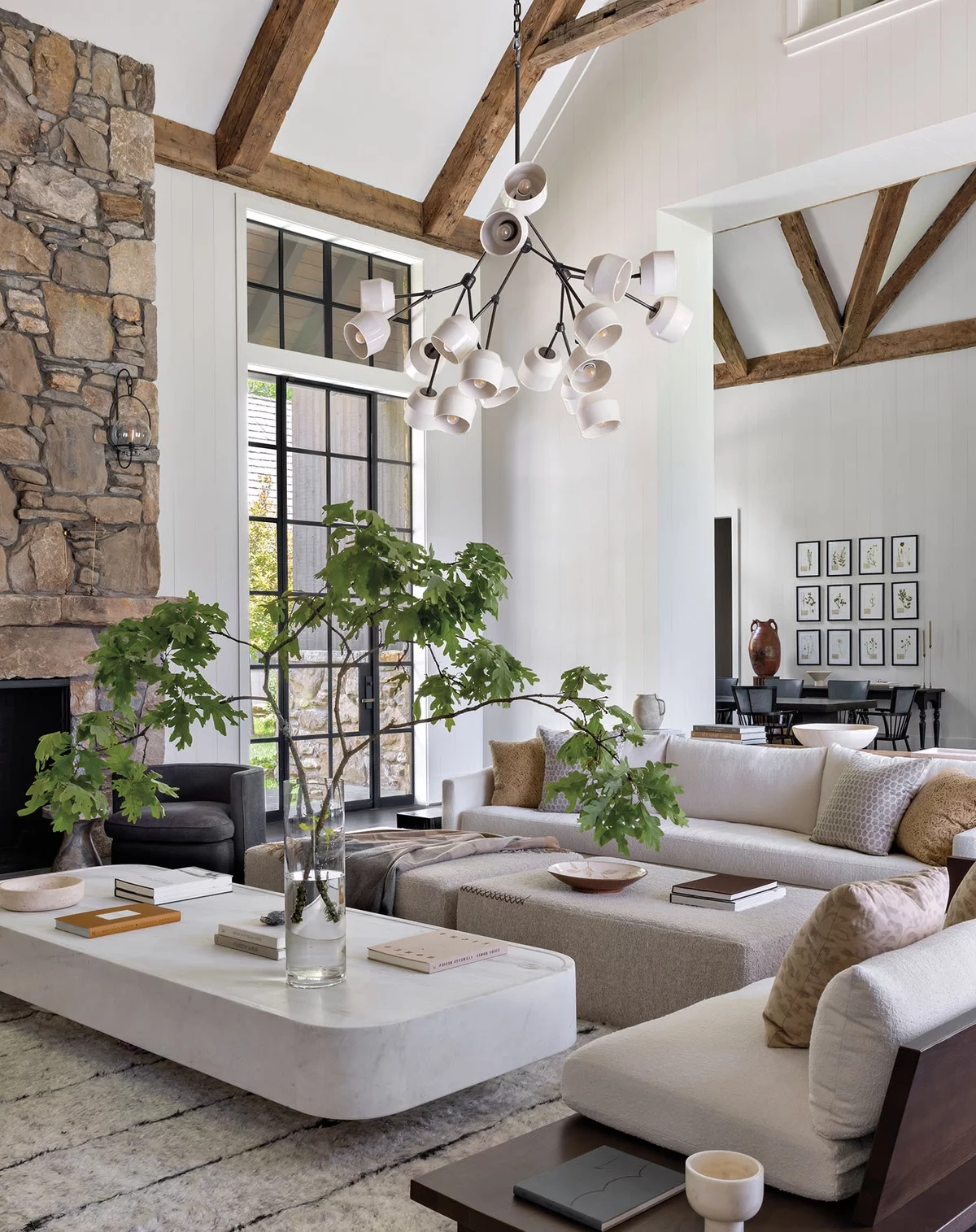 grüne Zweige in der Vase als Akzent im weiß gestalteten Wohnraum