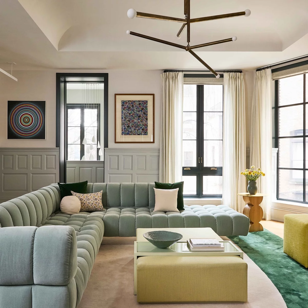 modernes mintgrünes Ecksofa als Mittelpunkt der Wohnzimmereinrichtung 