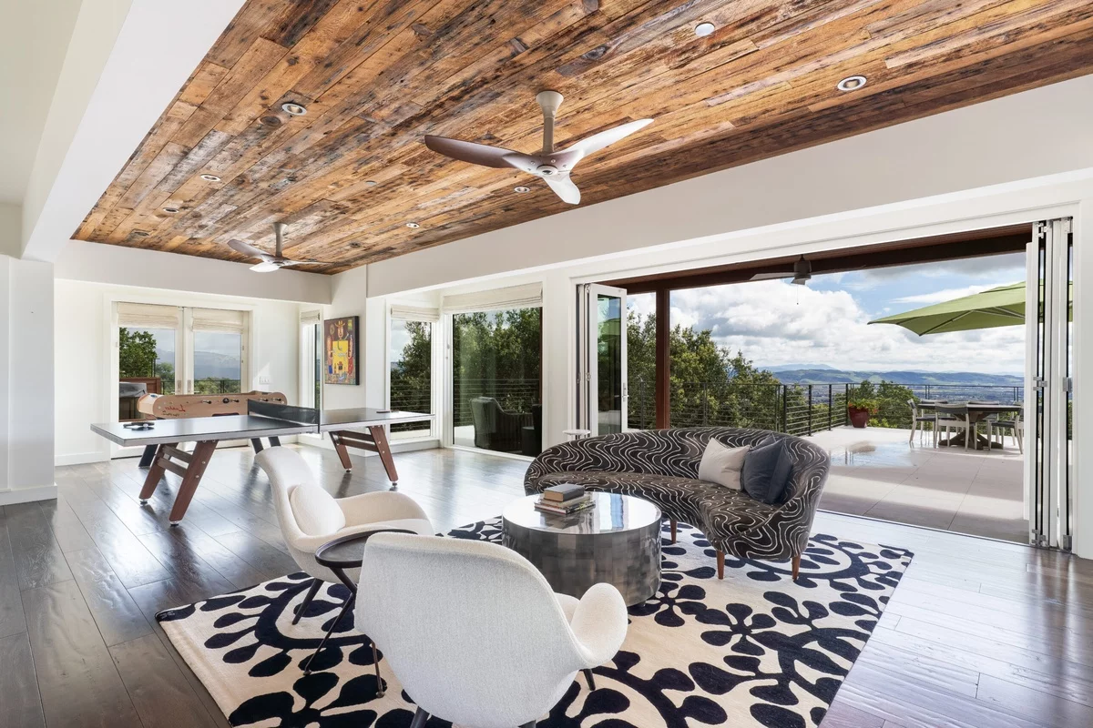 ein Teppich in Weiß und Schwarz als Kazent im Wohnraum