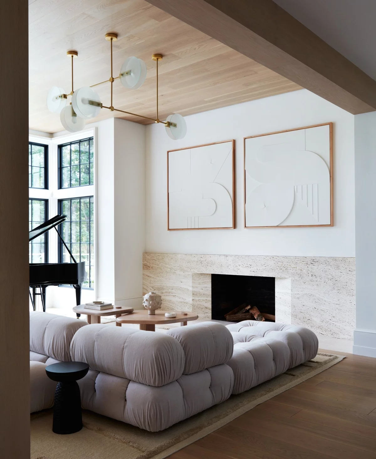 helle Möbel, Bilder und schwarze Akzente im Wohnzimmer modern gestaltet