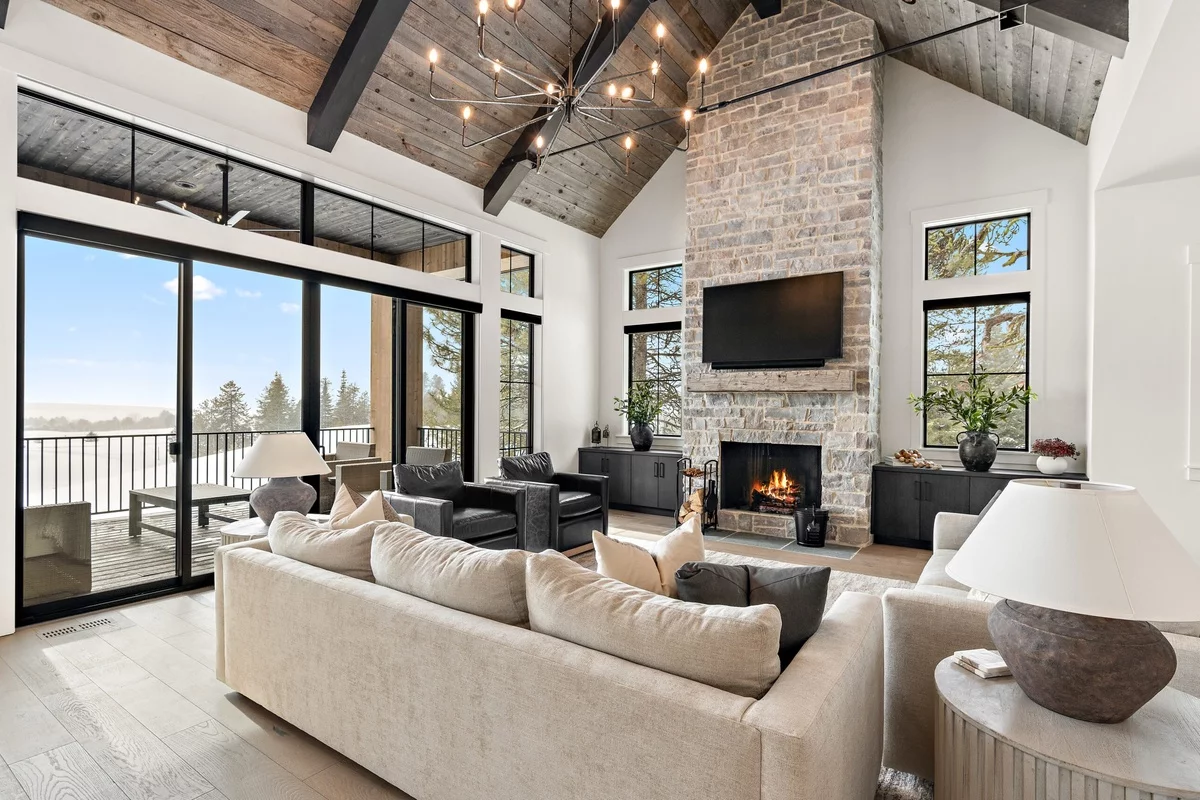 elegante Möbel stehen vor dem Kamin mit Steinwand