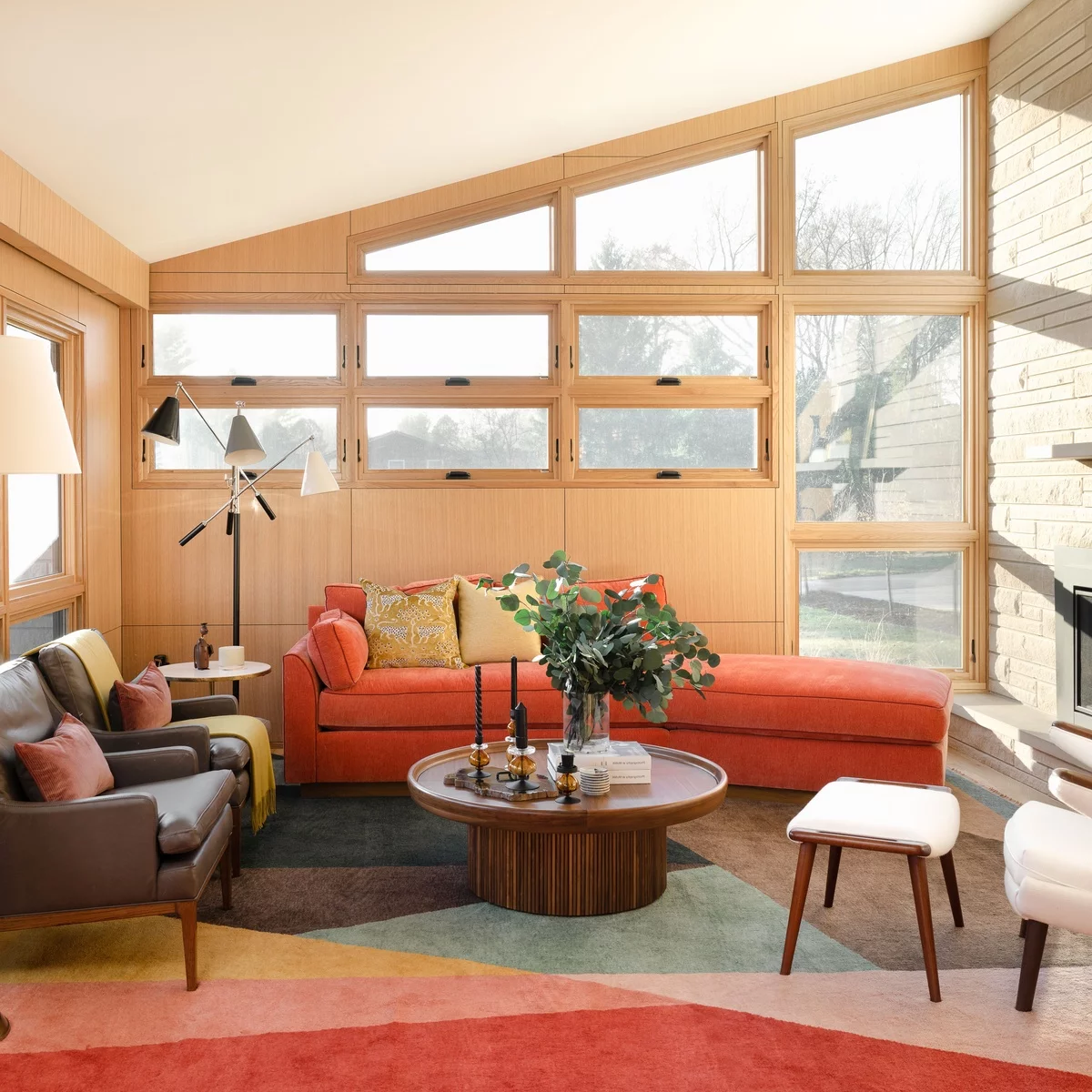 kleines Wohnzimmer in grellen farbtönen sieht größer aus