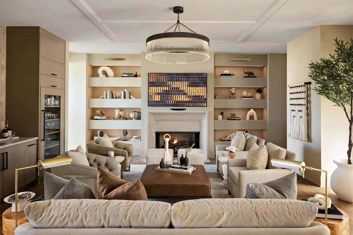 ein Farbspiel zwischen Weiß und Schokoladenbraun im modernen Wohnzimmer