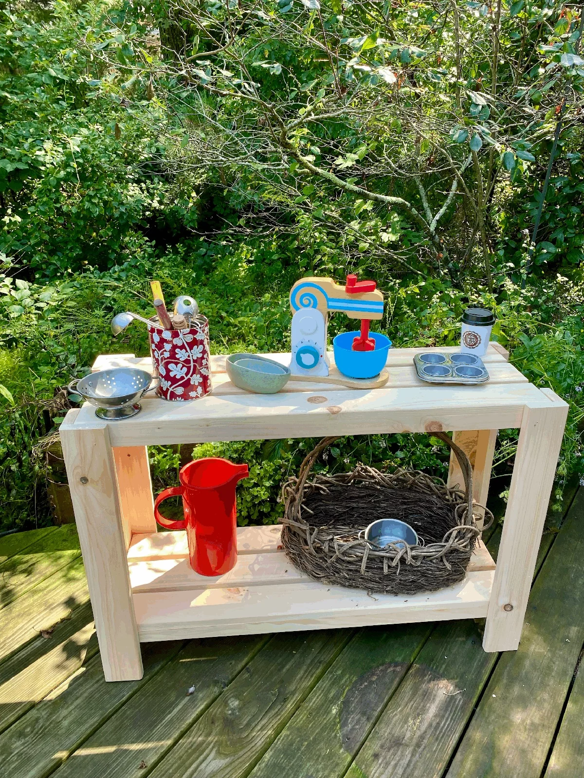 ein Beistell zur Matschküche können die Eltern zusammenbauen