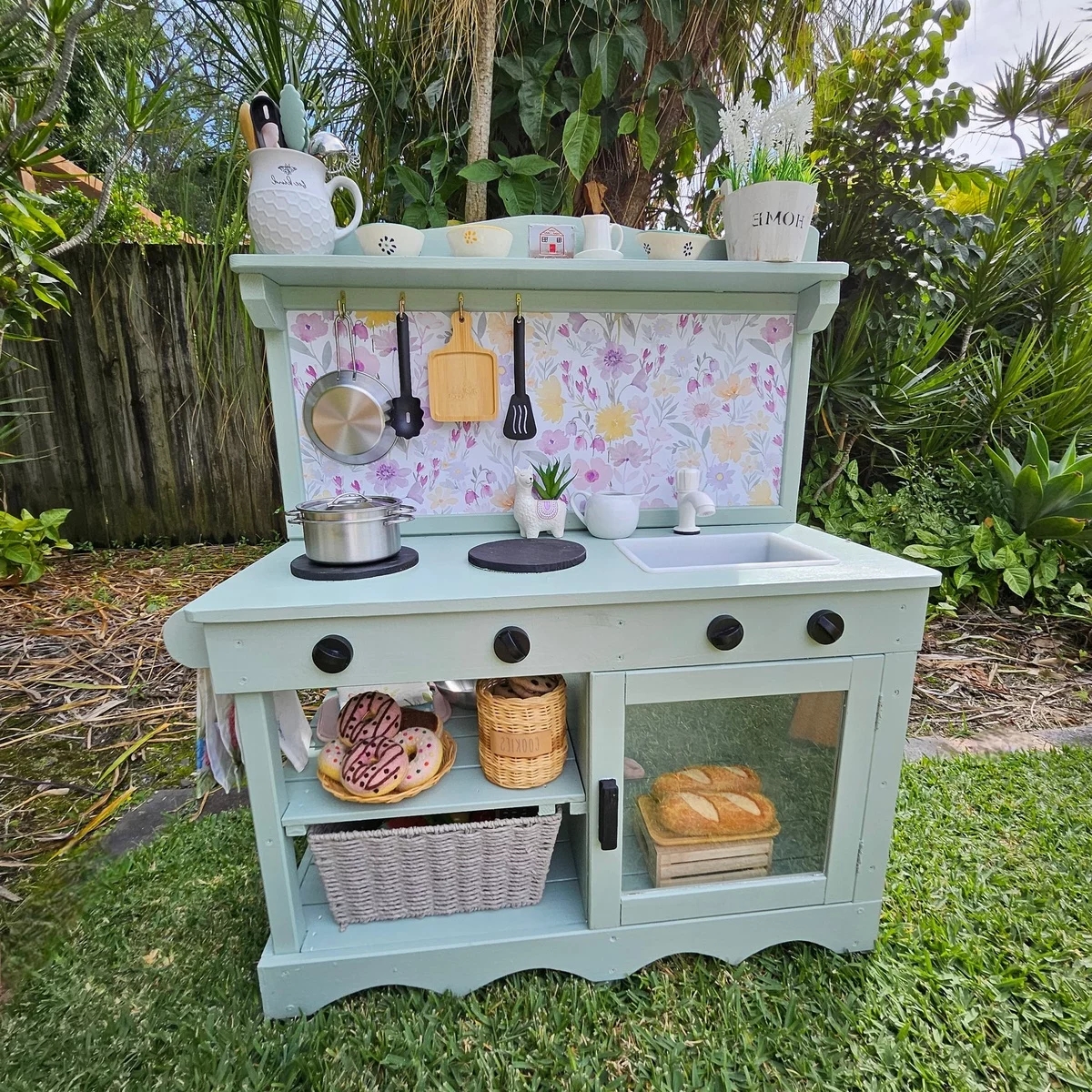 Retro Matschküche im Garten platziert