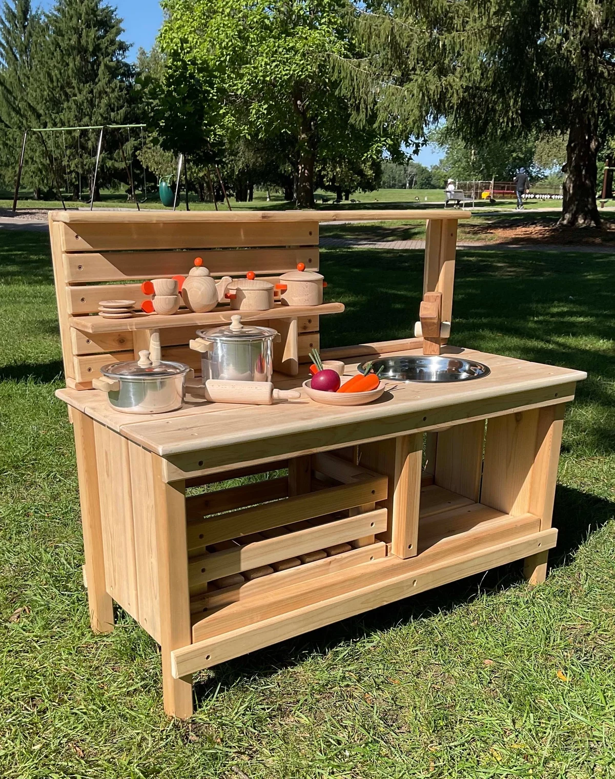Matschküche am sonnigen Ort im Garten platziert