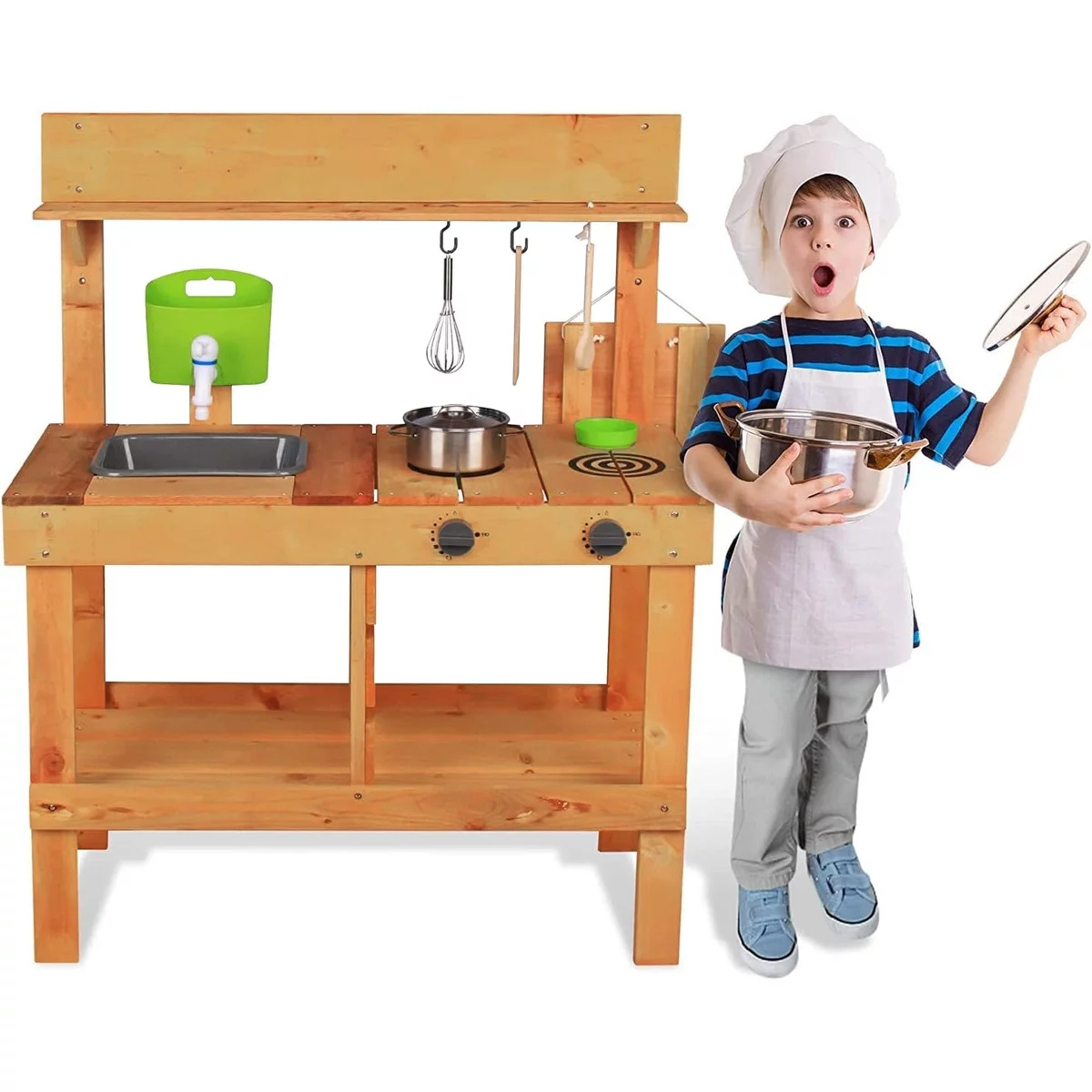 6-7 jähriges Kind kocht in seiner Matschküche