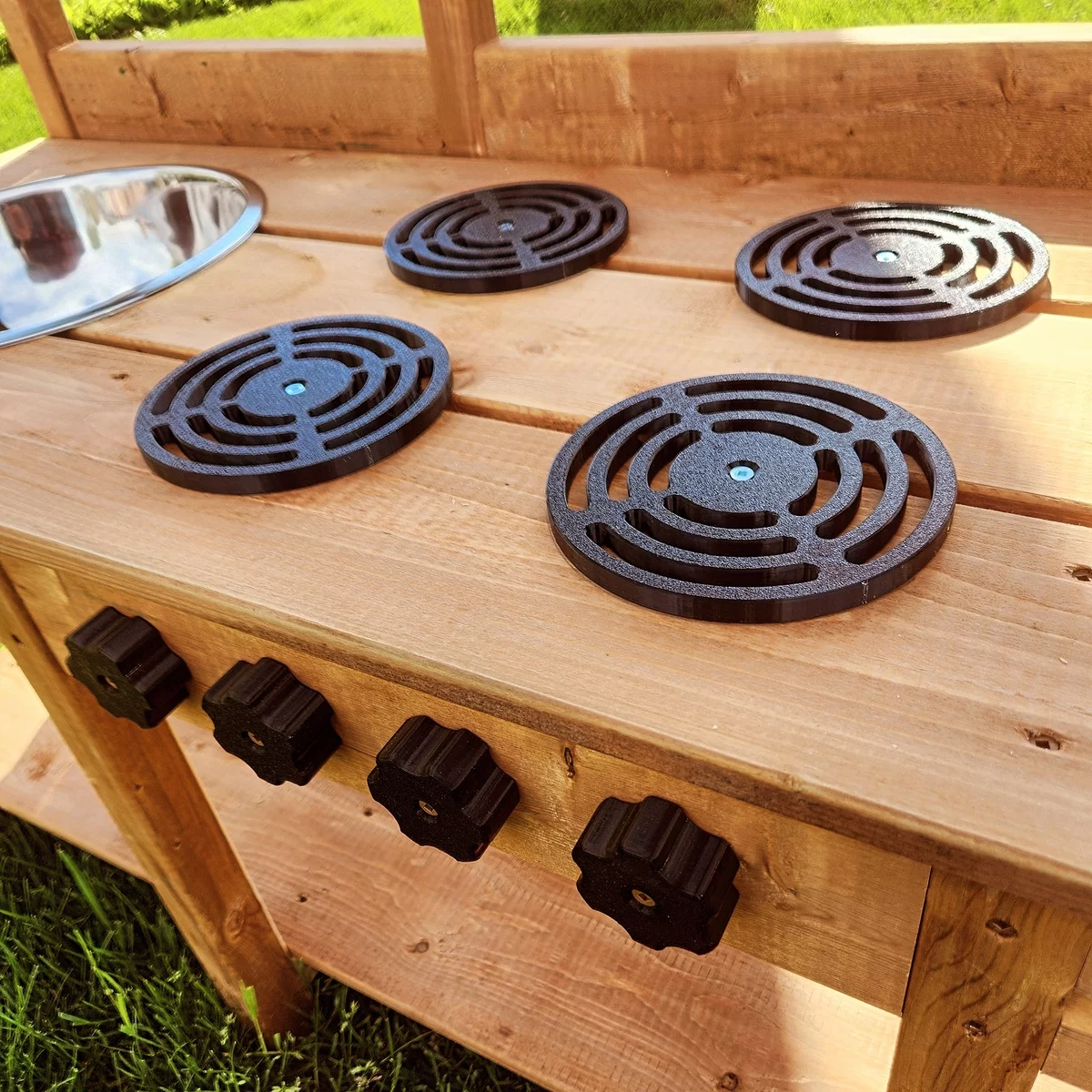 hier kochen die Kinder beim Spielen