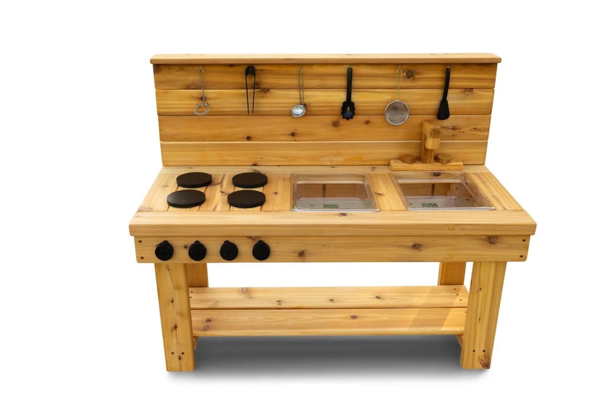 große Spielküche, an der einige Kinder spielen können