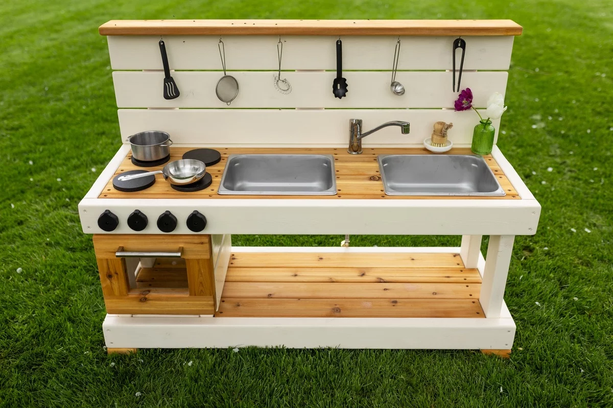 moderne und voll ausgestattete Outdoor- Küche für Kinder