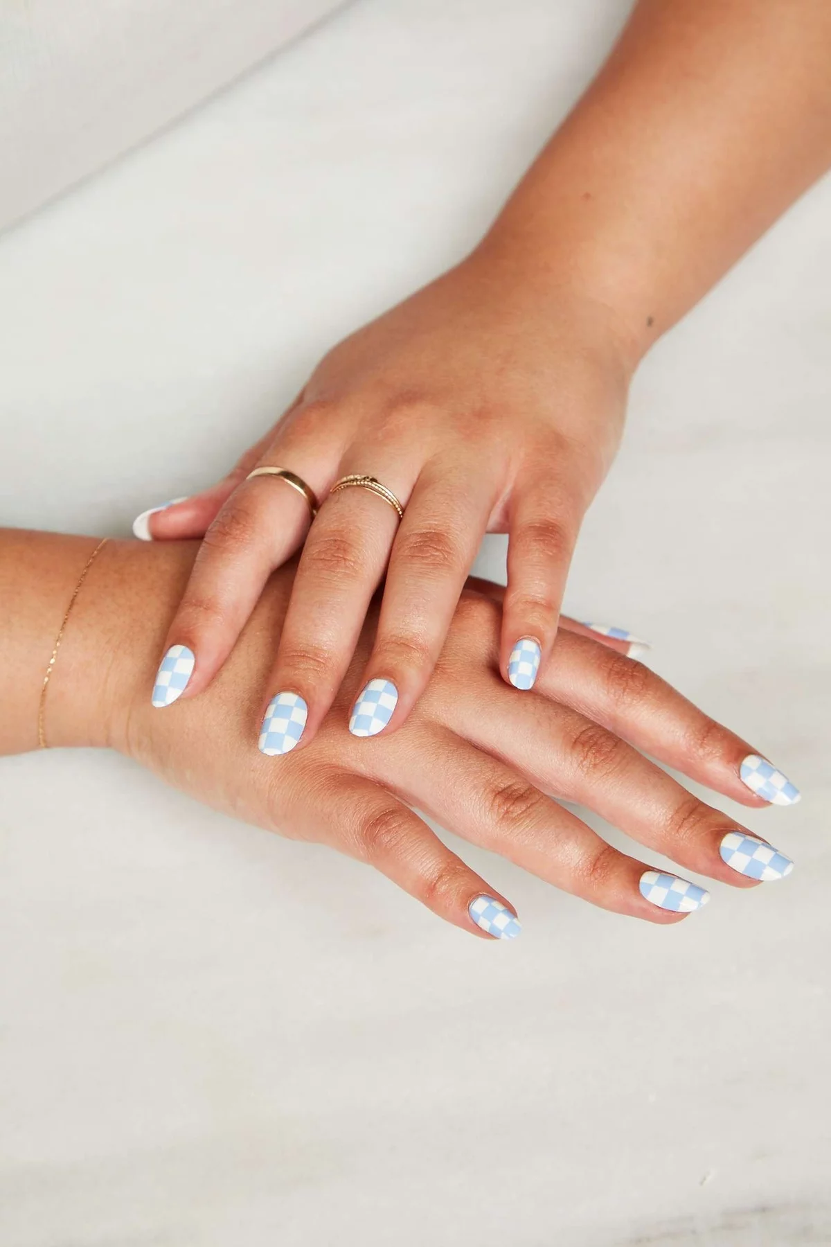 Nail Art in Schachmatt-Muster in Weiß und Blau