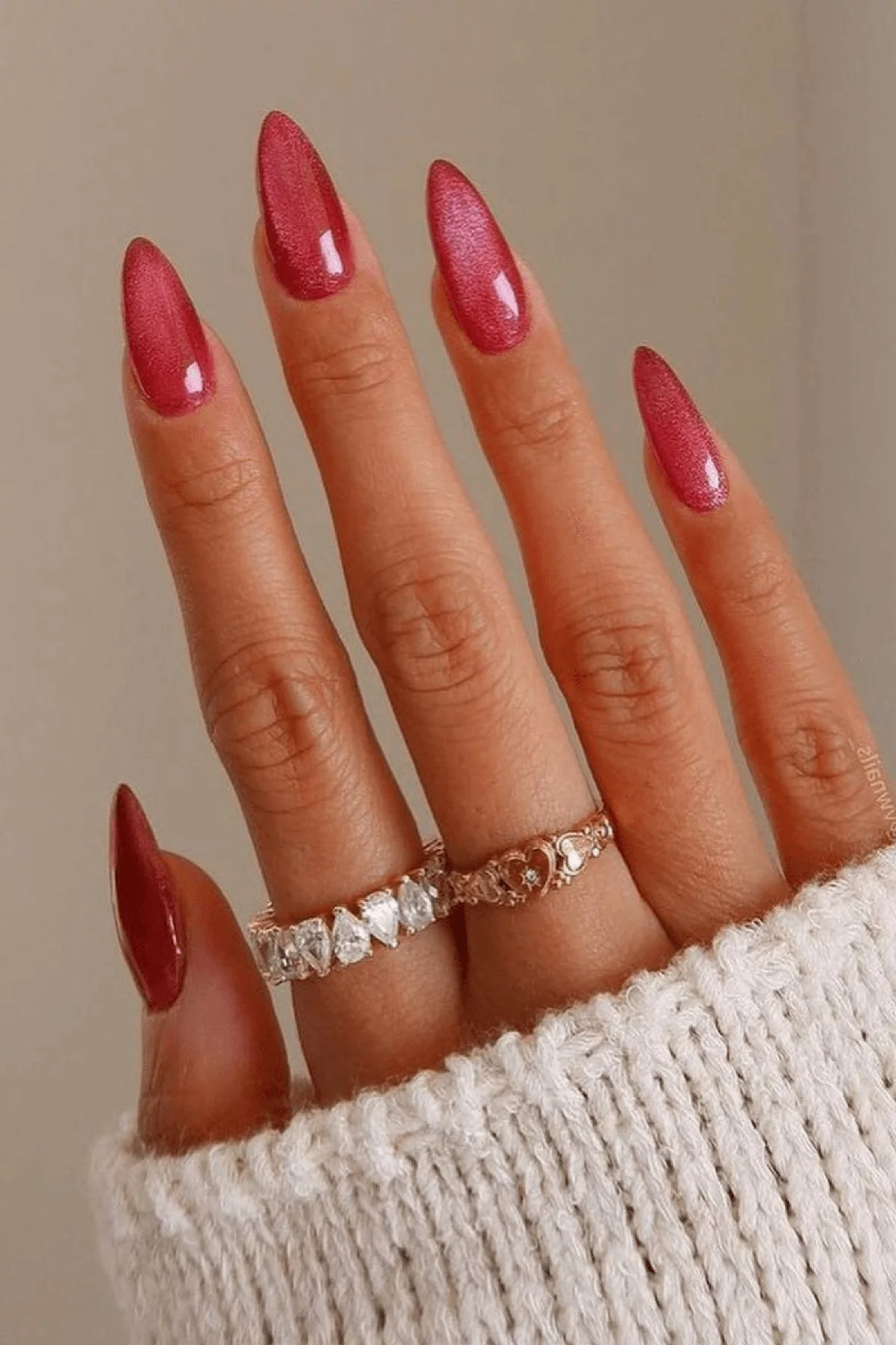 lange spitze gut gepflegte Nägel mit rosa Lack