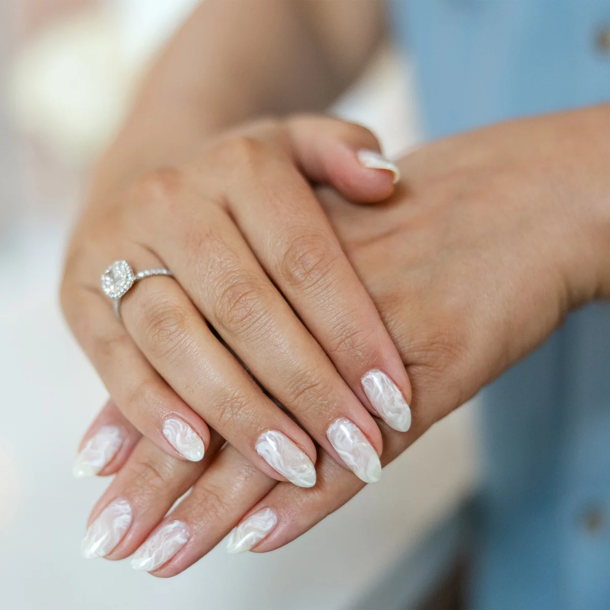 perfekte Maniküre für jede Braut - Nägel in Perlenweiß lackiert