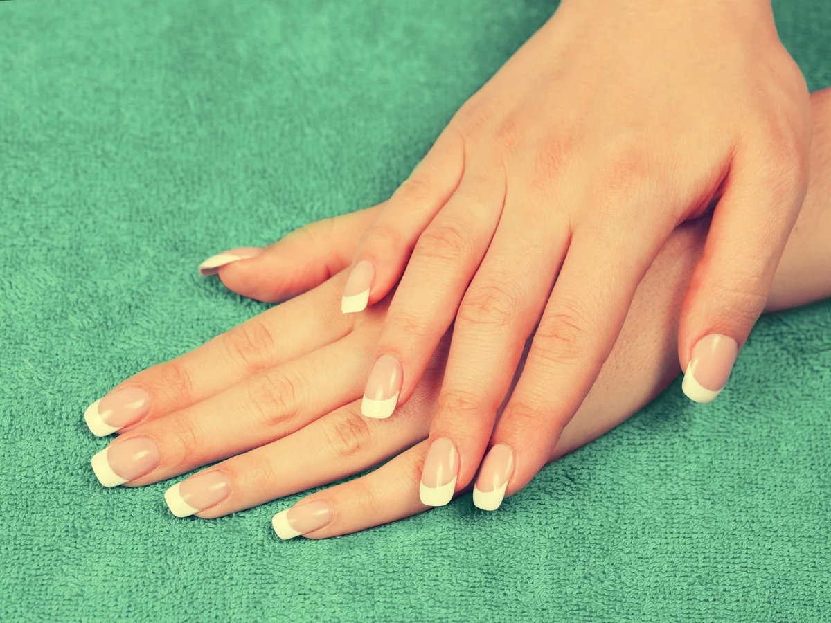 französische Nägel mit weißen Spitzen für den Alltag