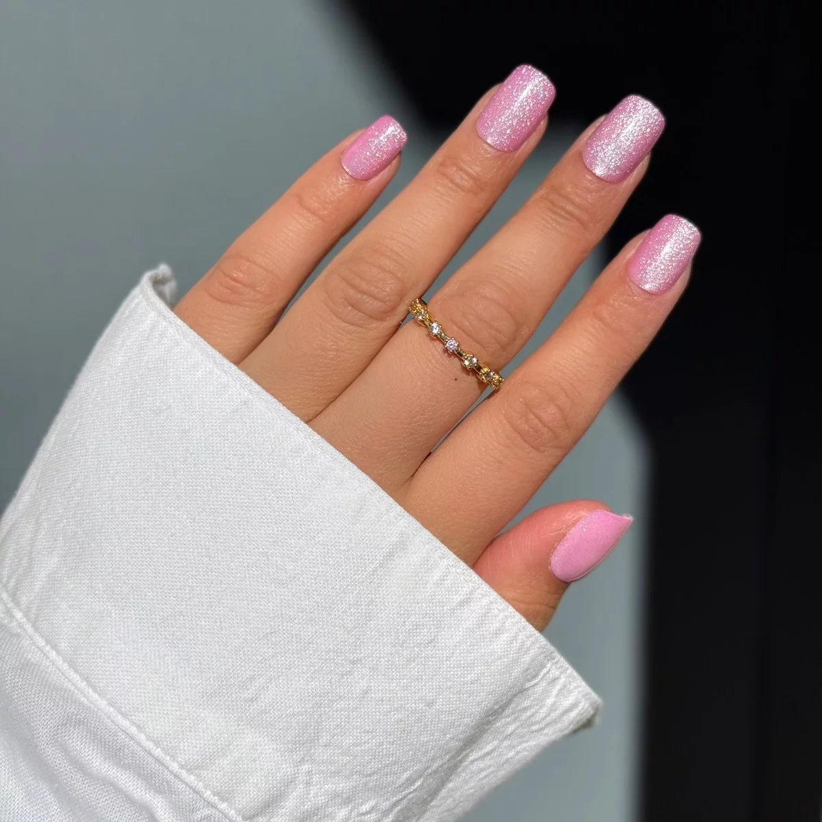 sanfte Rosanuance auf den Nägeln - trendiges Nageldesign