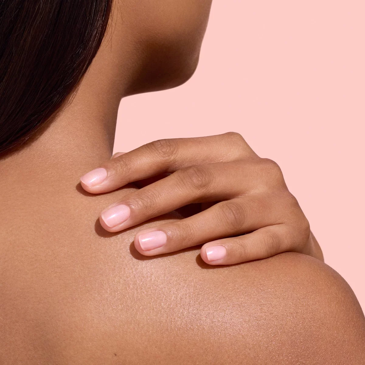 kurzes Nageldesign in rosa Farbe mit wenig Glanz