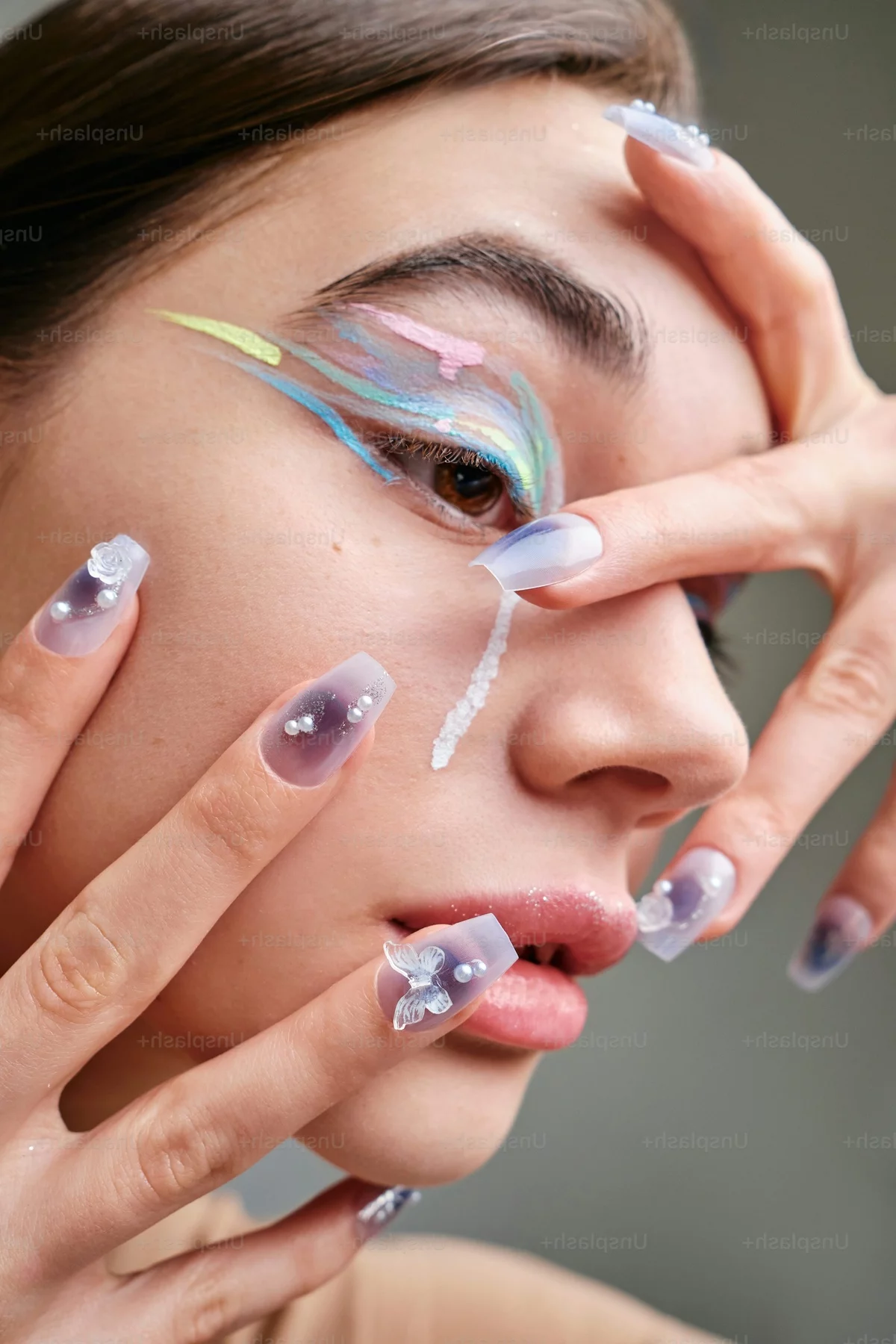 Nail Art und Body Art in Pastellfarben kombinieren