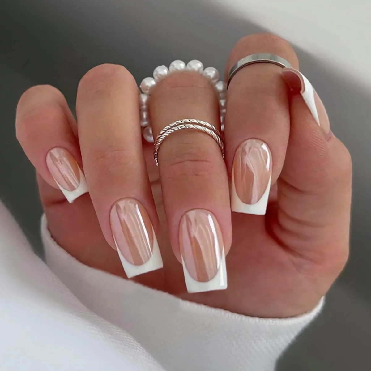 French Nalis - klassisches Nageldeign für offizielle Events