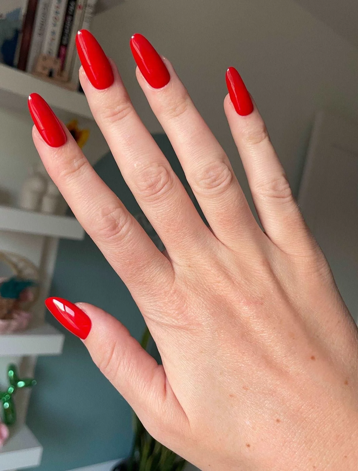 lange spitze Nägel - perfekte Maniküre in Rot