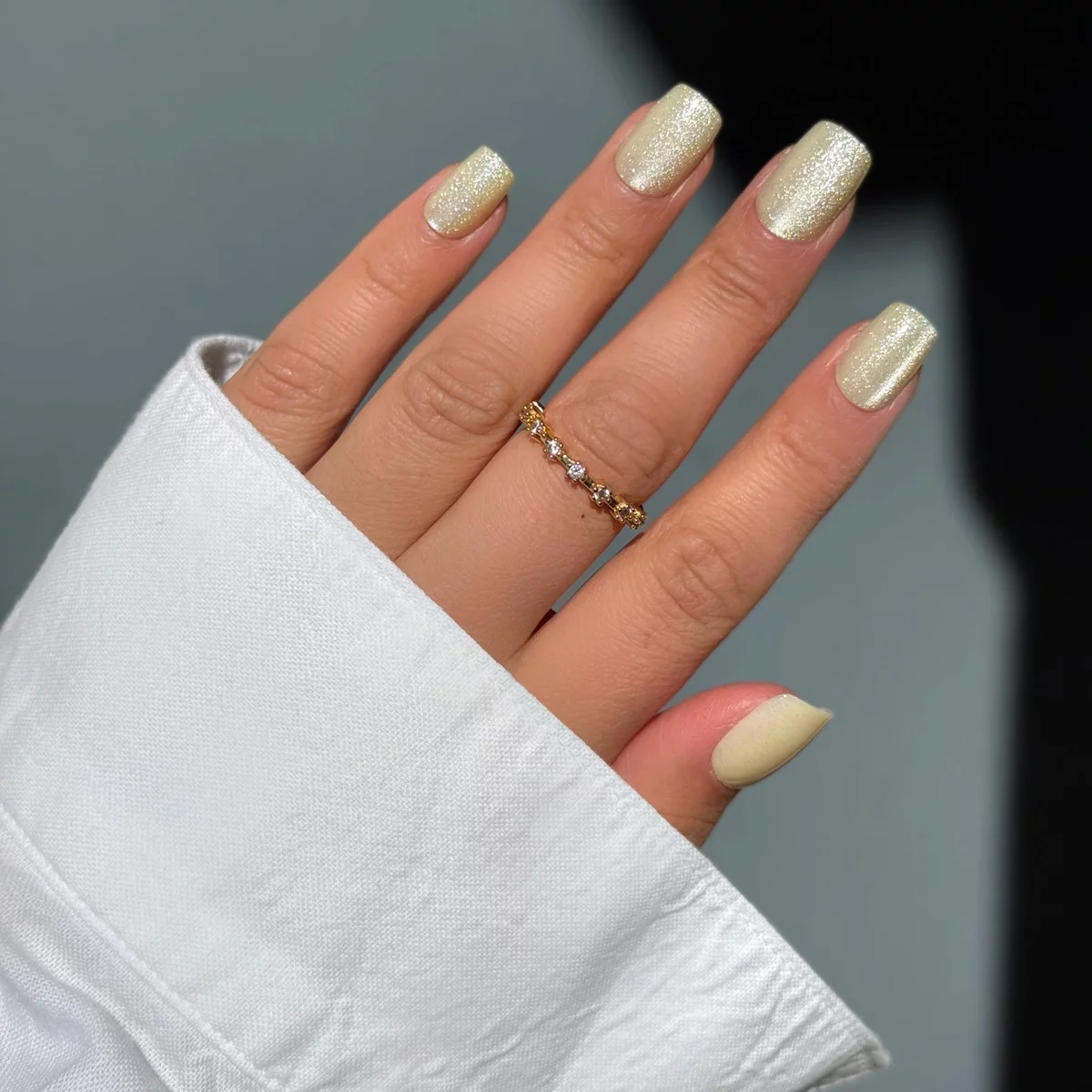 trendige offiziele Maniküre mit Silberglanz