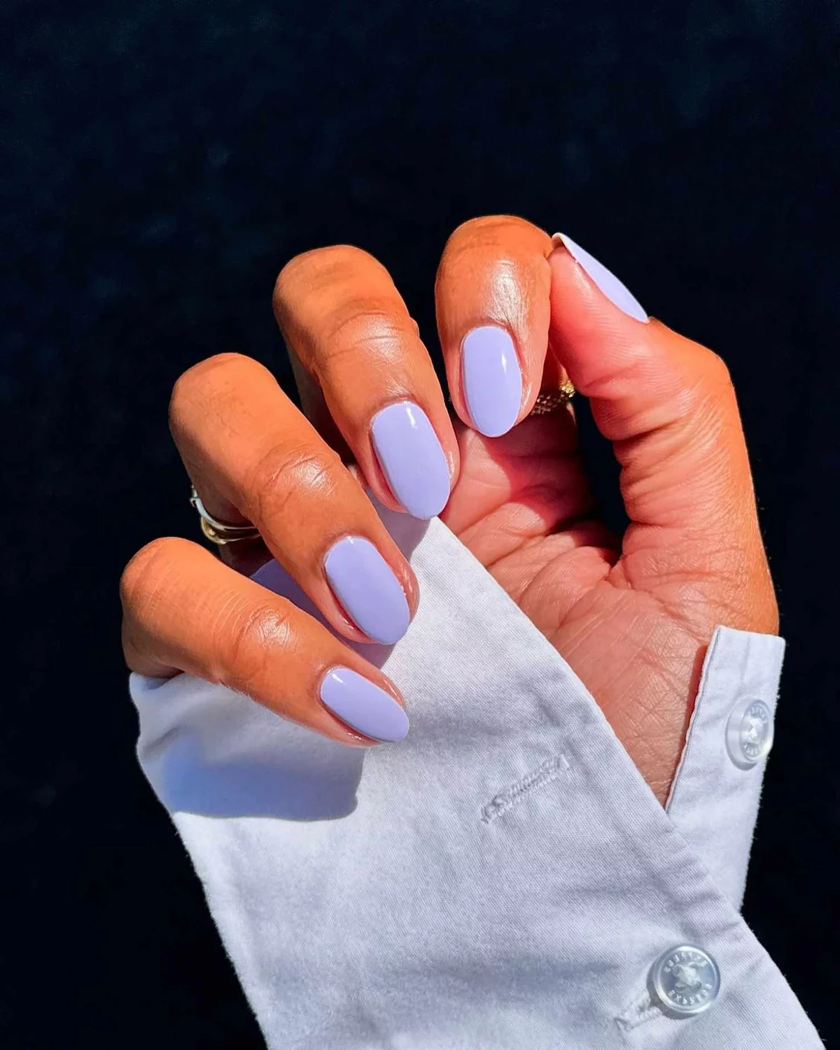 Nails in Flieder Farbe - auffällige Maniküre