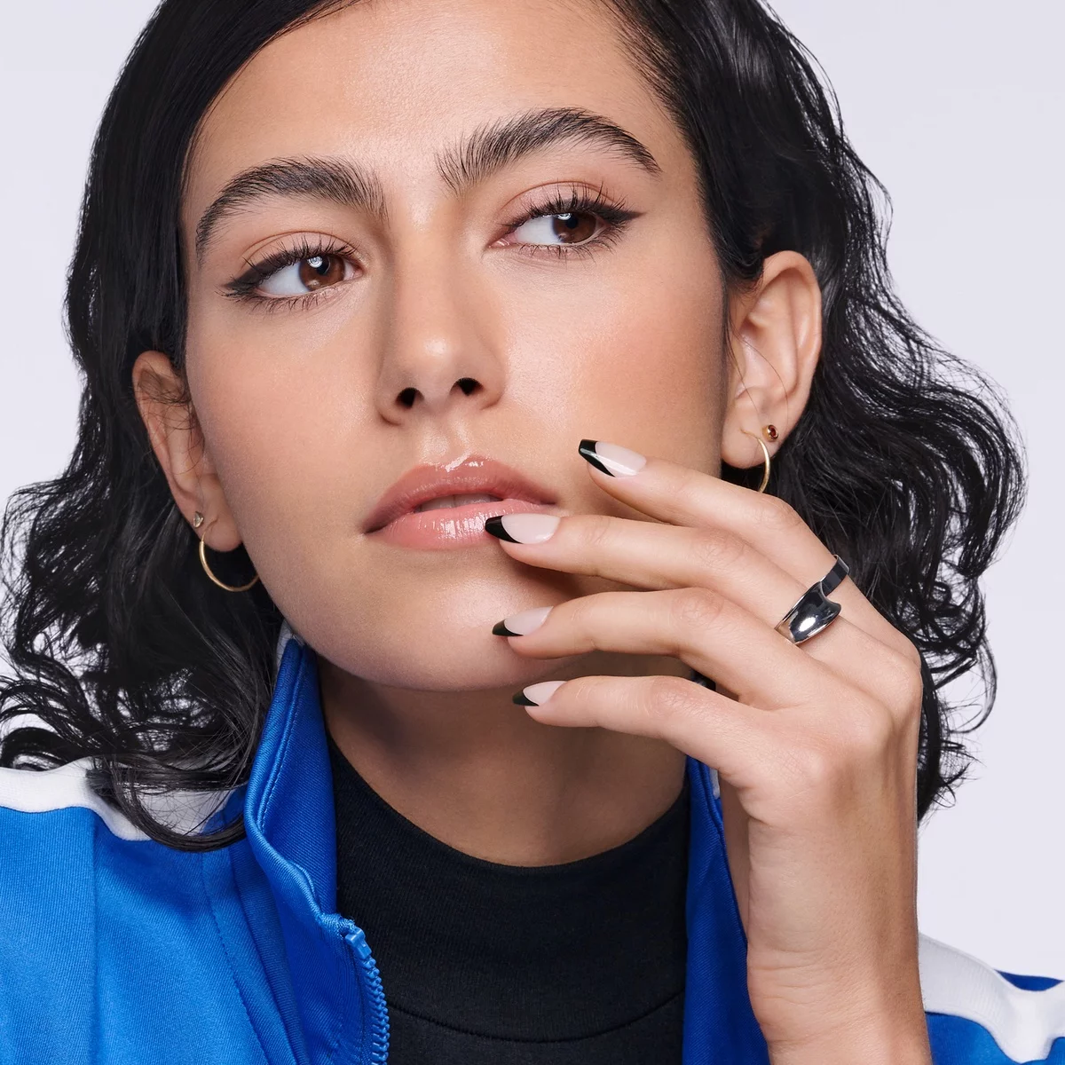 schöne junge Frau mit gut gestalten French Nails