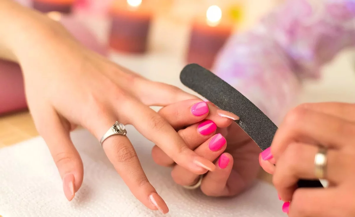 die Nägel bei der Maniküristin machen lassen - stilvolles Nageldesign