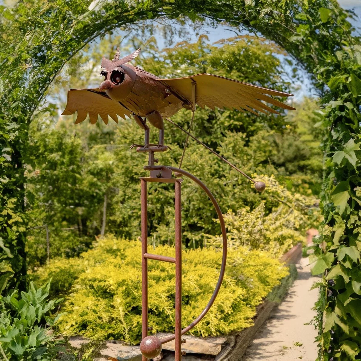 Vogel aus verrostetem Metall als Gartendeko einsetzen