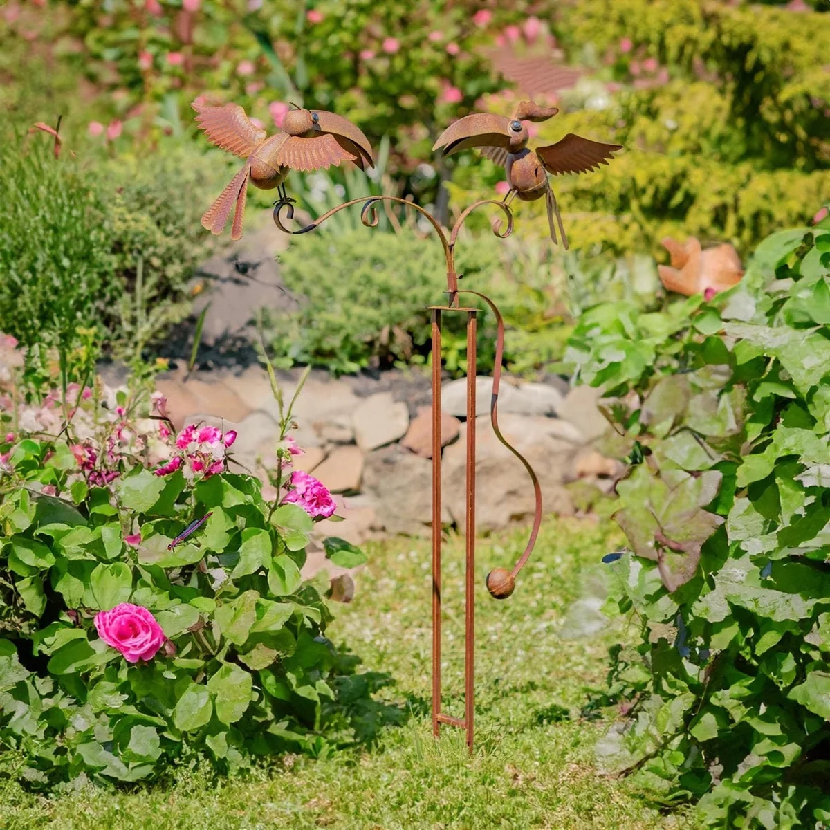 zwei Vögel aus verrostetem Metall - ausgefallene Deko im Garten
