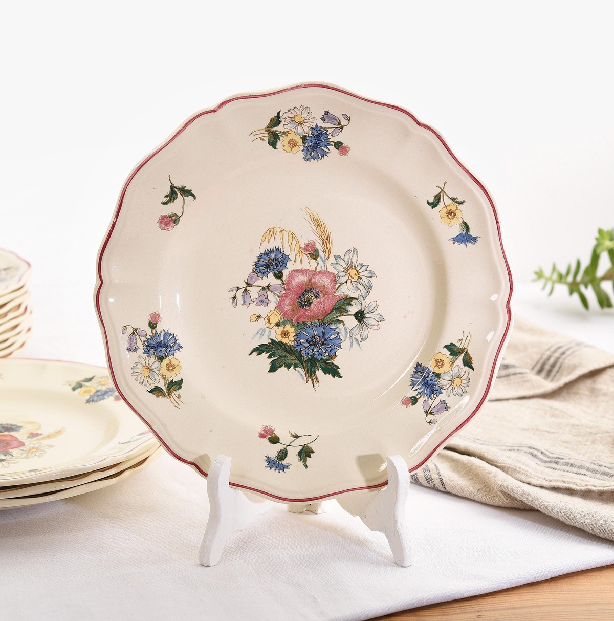 Retro Teller bemalt mit Blumen und floralen Elementen