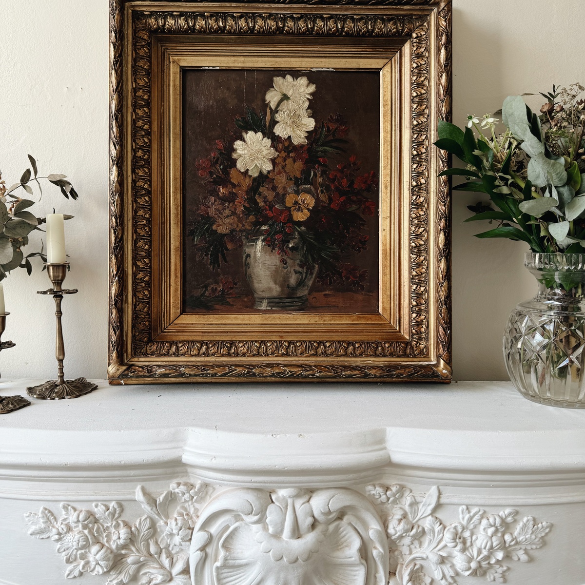 schönes Wandbild auf einer Kommode mit Vase und Kerzenständer beiderseits 