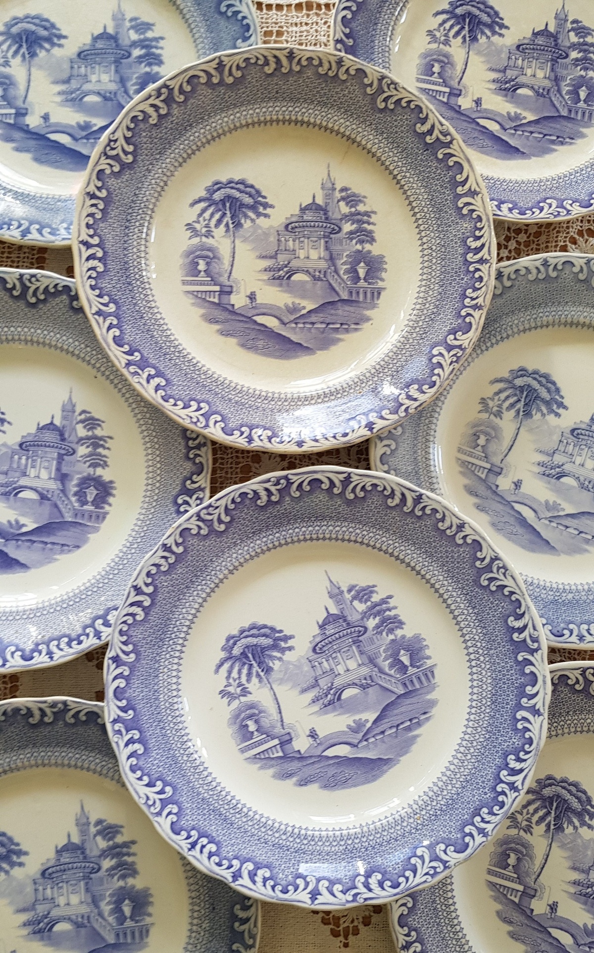 weiße Teller mit blau-lila Bemalung - altes Geschirr Deko 