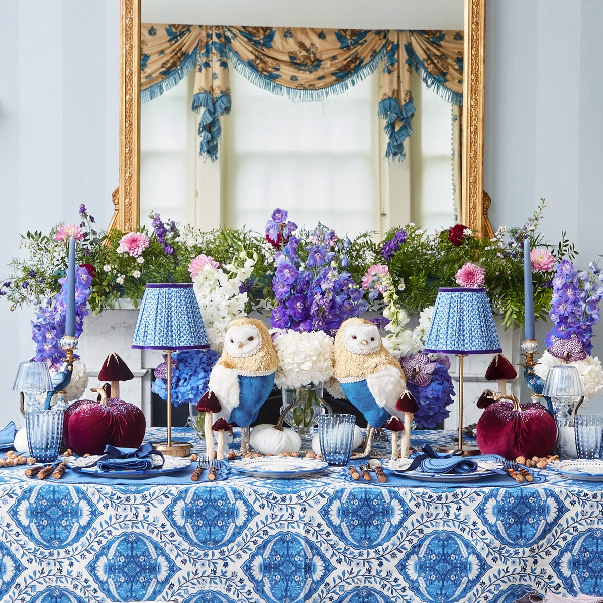 schöne Tischdeko mit altem geschirr lampen und Eulen in Retro Stil 