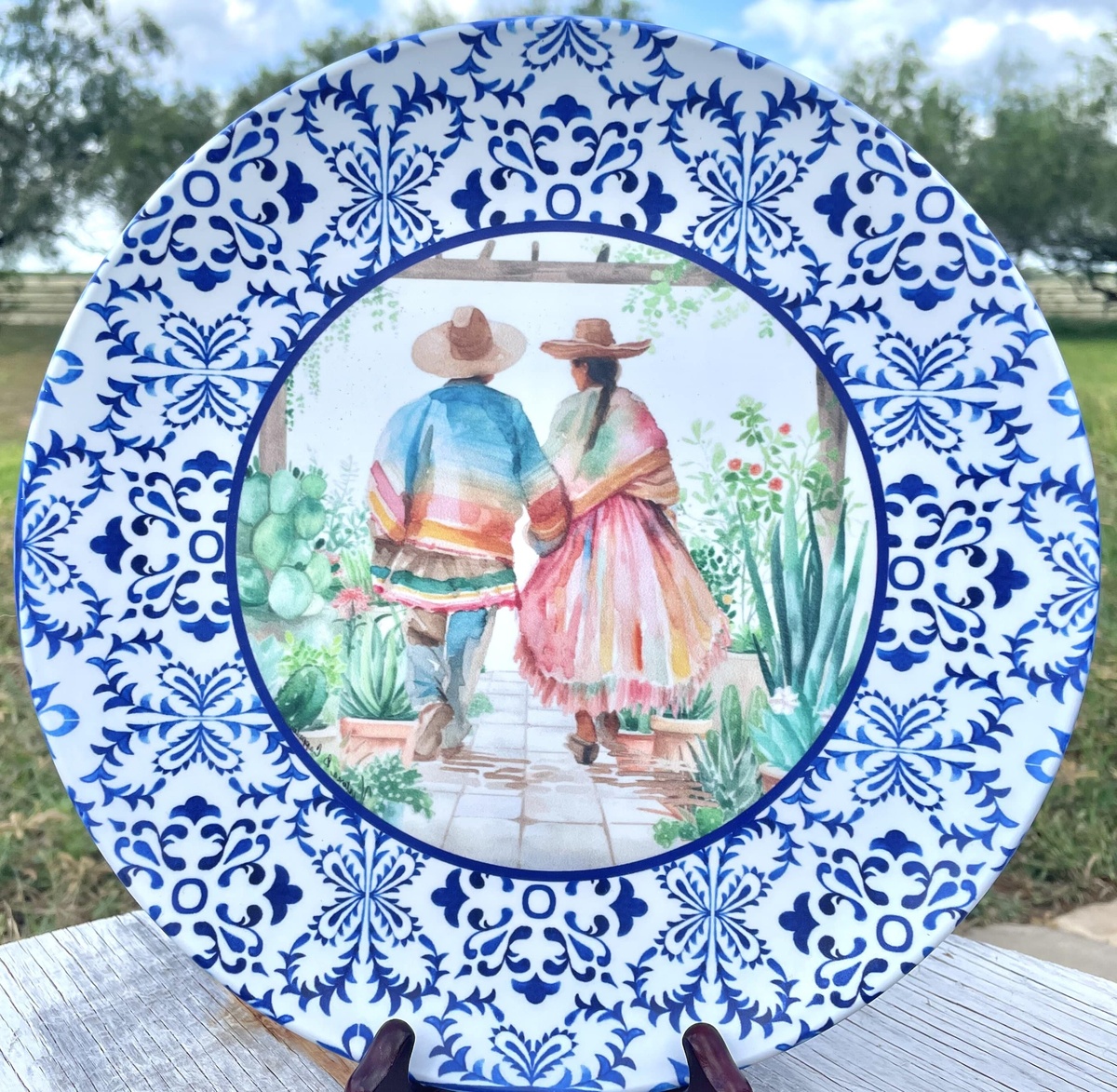 dekorativer bemalter Teller als Tischdeko 