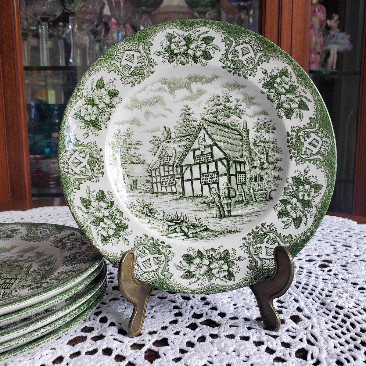 schöner alter bemalter Teller als Deko auf H'keltischdecke