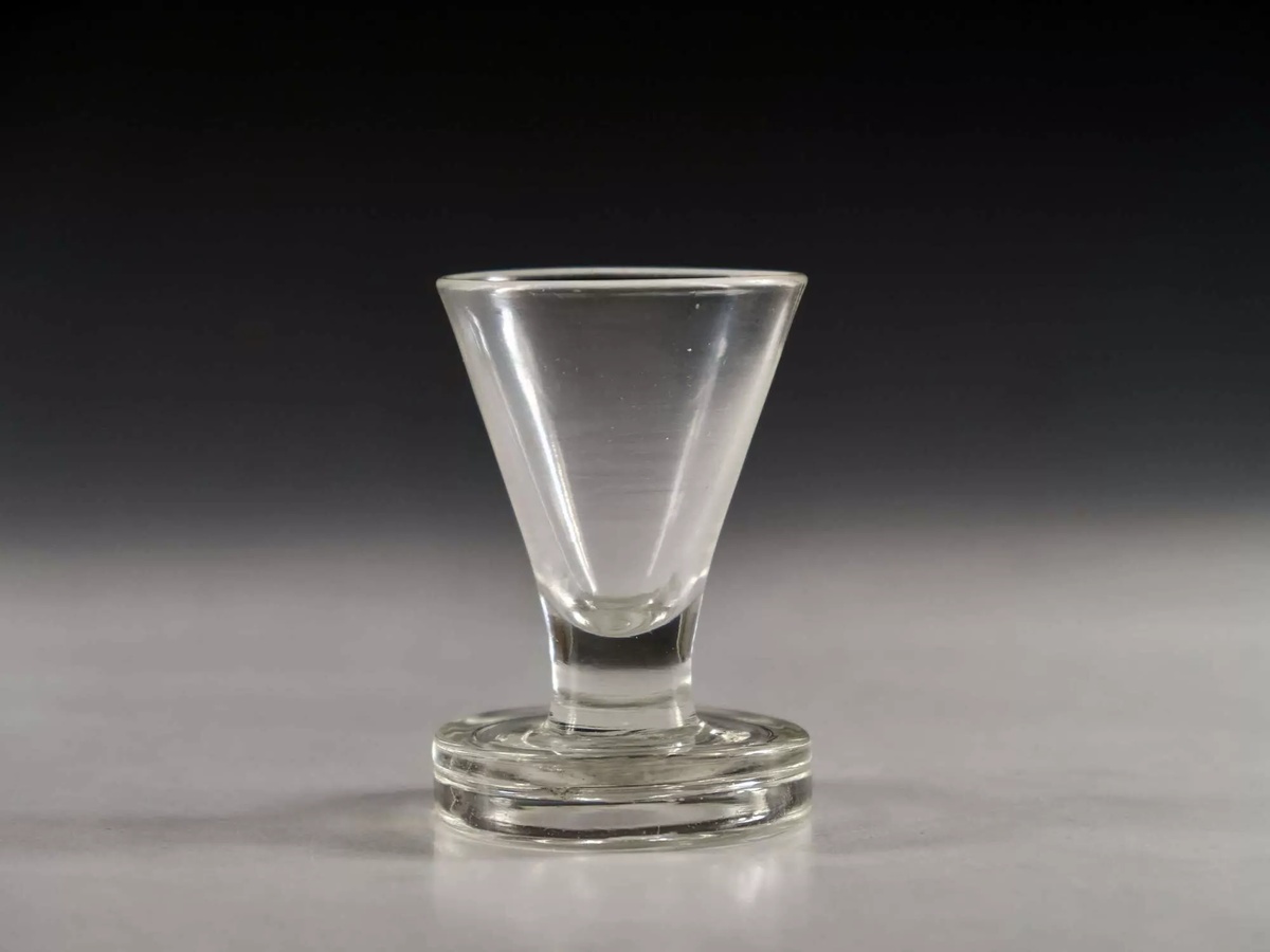 Cocktail Glas in interessanter Form 