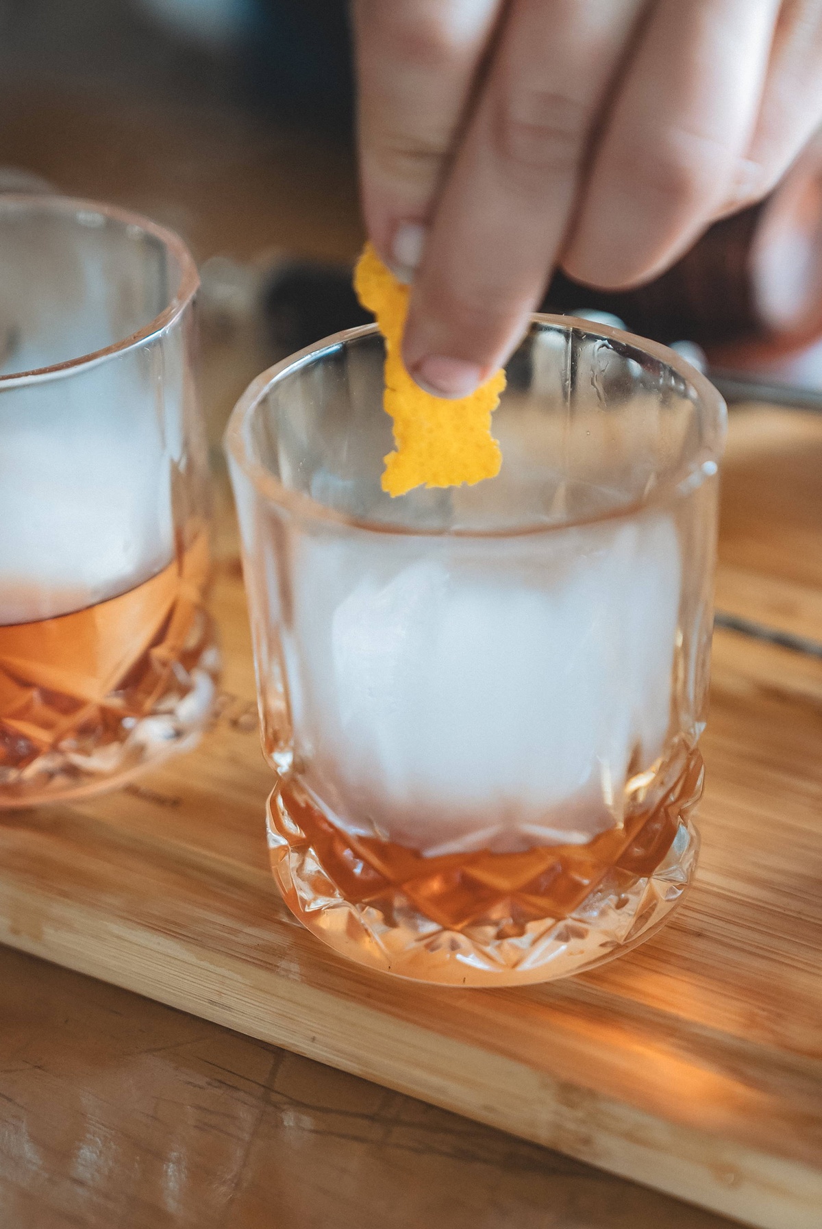 zwei Whiskey Gläser mit Eiswürfeln drin 
